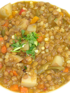 Una foto de Lentejas con mote y vegetales
