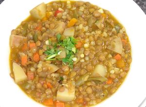 Una foto de Lentejas con mote y vegetales
