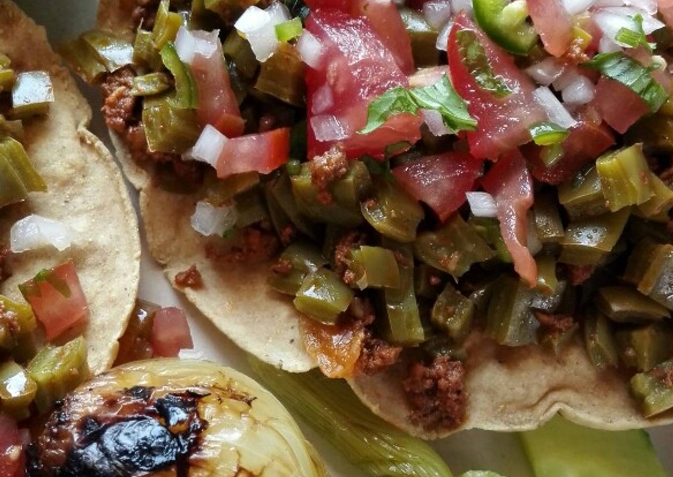 Tostadas (de maíz) de nopalitos con chorizo