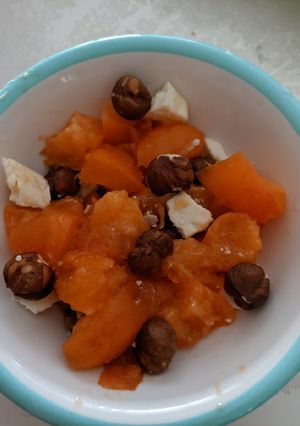 Une photo de Salade abricot, feta, noisettes