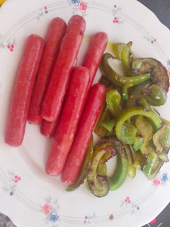 Una foto de Salchichas con pimiento verde