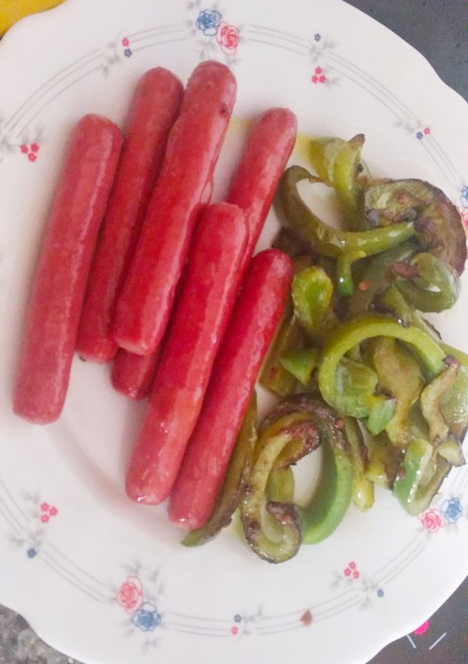 Una foto de Salchichas con pimiento verde