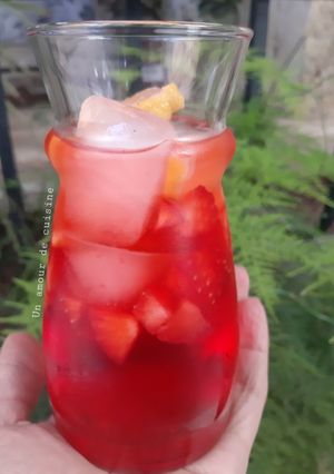 Une photo de Cocktail sans alcool grenadine fraises citron 🍹