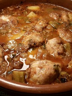 Una foto de Cazuela de pollo con patatas, en salsa de berenjenas y okra