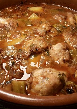 Una foto de Cazuela de pollo con patatas, en salsa de berenjenas y okra