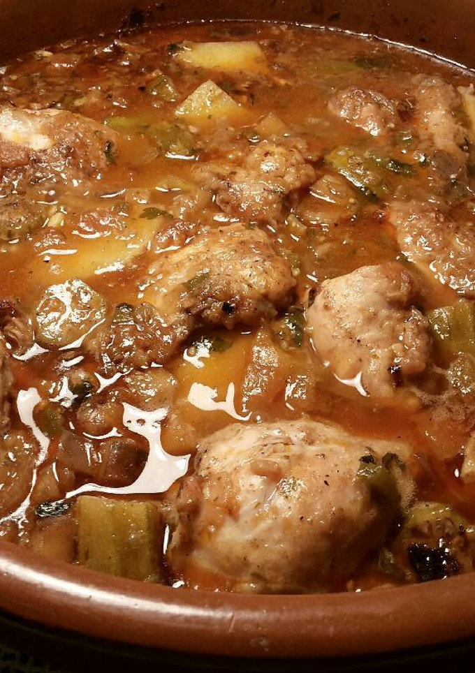 Una foto de Cazuela de pollo con patatas, en salsa de berenjenas y okra