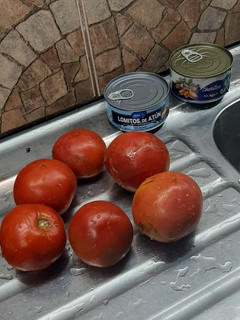 Una foto de Tomates rellenos con atún y choritos