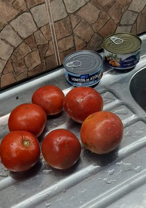 Una foto de Tomates rellenos con atún y choritos