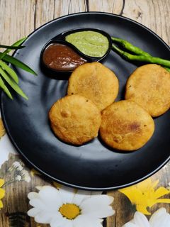ઈન્દોરી આલૂ કચોરી (Indori Aloo Kachori Recipe In Gujarati) રેસીપી મુખ્ય ફોટો