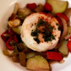 Una foto de Merluza al horno con patatas y verduras