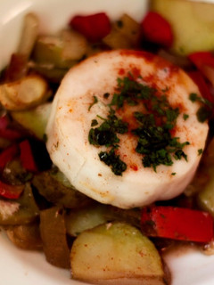 Una foto de Merluza al horno con patatas y verduras