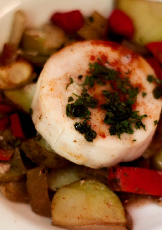 Una foto de Merluza al horno con patatas y verduras