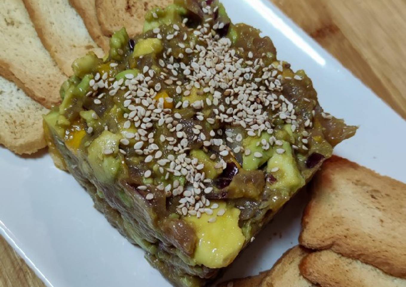 Tartar de atún, aguacate y mango