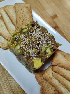 Una foto de Tartar de atún, aguacate y mango