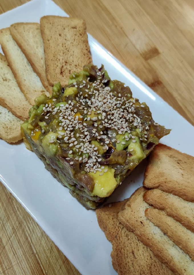 Una foto de Tartar de atún, aguacate y mango