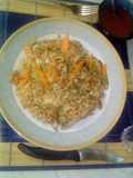 Arroz con vegetales y pollo. Tipo chino