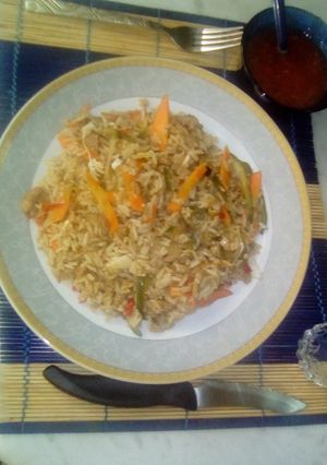 Una foto de Arroz con vegetales y pollo. Tipo chino