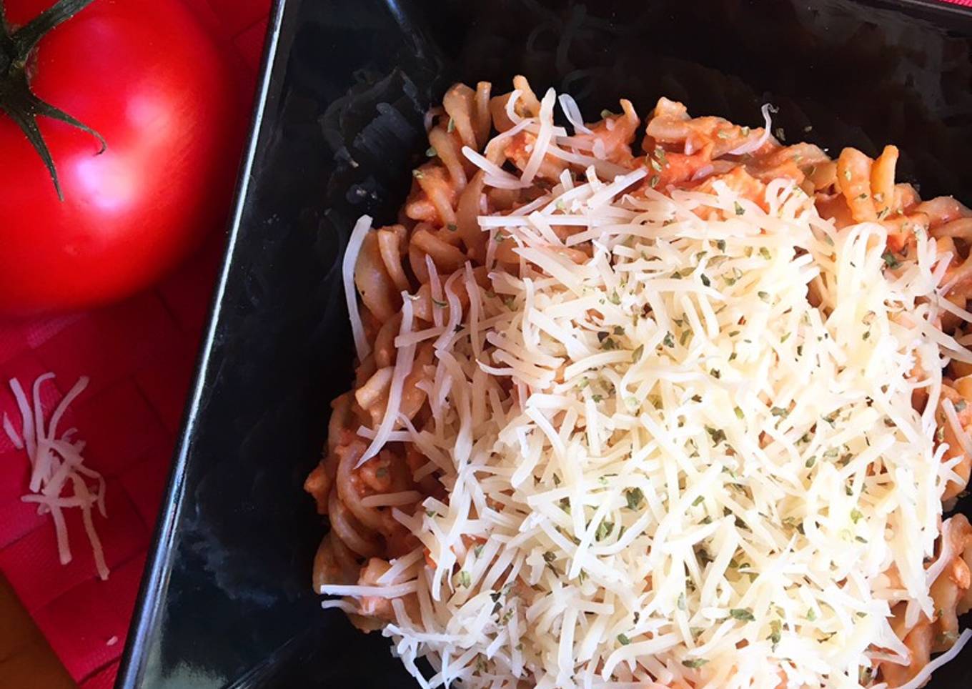 Espirales integrales con pollo, tomate y emmental