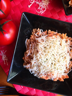 Una foto de Espirales integrales con pollo, tomate y emmental