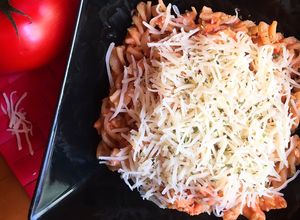 Foto principal de Espirales integrales con pollo, tomate y emmental