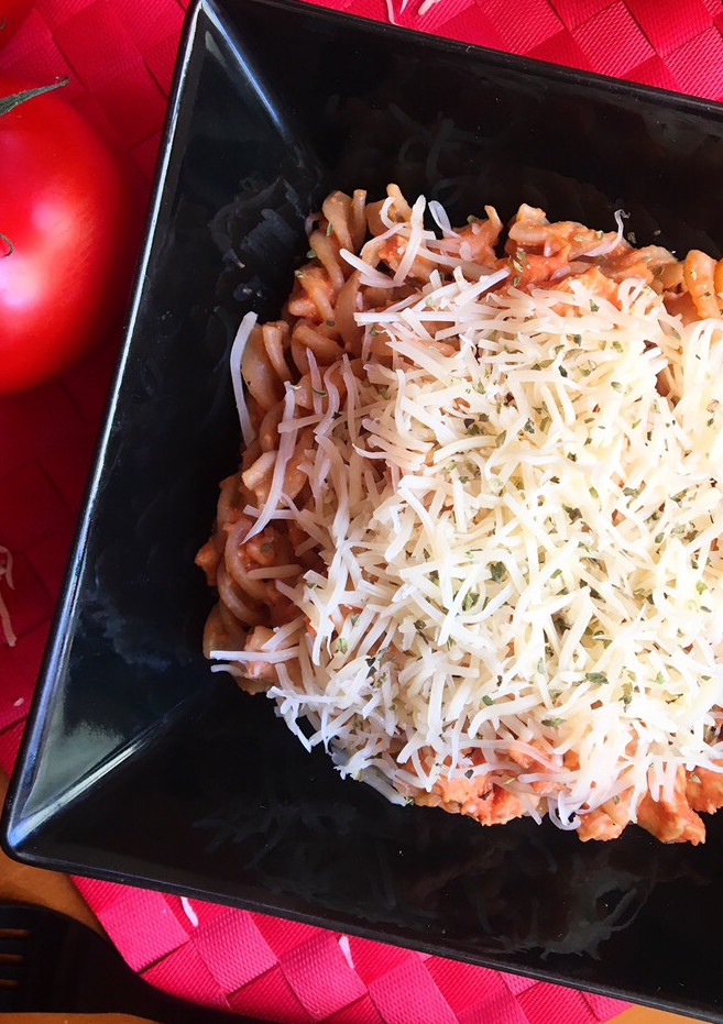 Una foto de Espirales integrales con pollo, tomate y emmental