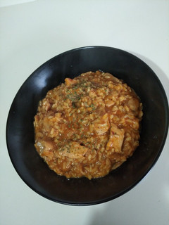 Una foto de Arroz meloso con pollo y champiñones