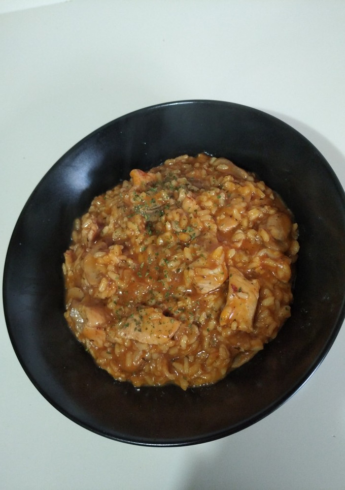 Una foto de Arroz meloso con pollo y champiñones