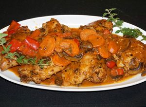 Una foto de Muslos de pollo guisados a la cerveza con champiñones