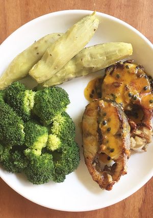 Hình của món Cá basa áp chảo sốt chanh leo eat clean.