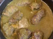 Una foto de bistec de res con tomate verde