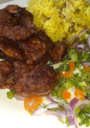 Una foto de Chicharrón de Pollo con Ensalada Fresca