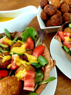 Una foto de Falafel de lentejas con ensalada mixta y salsa de mango