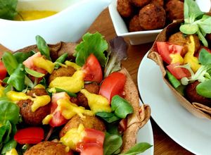 Una foto de Falafel de lentejas con ensalada mixta y salsa de mango