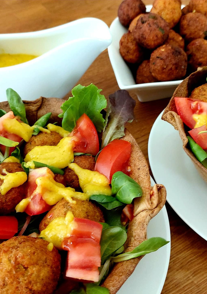 Una foto de Falafel de lentejas con ensalada mixta y salsa de mango