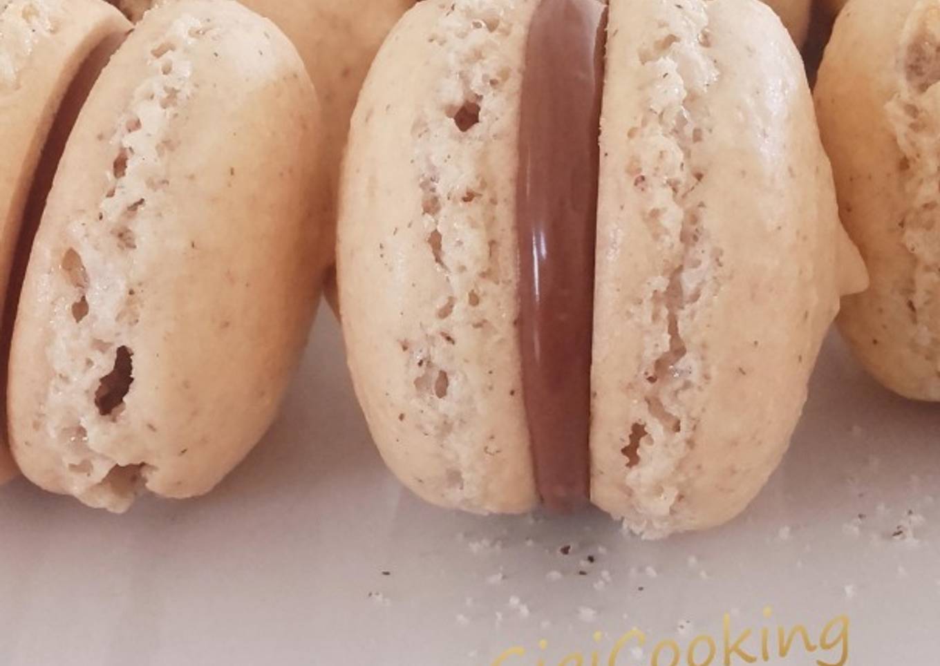 Biscuits meringués aux noisettes et pâte à tartiner comme des macarons