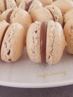 Une photo de Biscuits meringués aux noisettes et pâte à tartiner comme des macarons