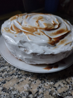 Una foto de Bizcochuelo de limón, relleno con durazno y decorado con merengue italiano 😁