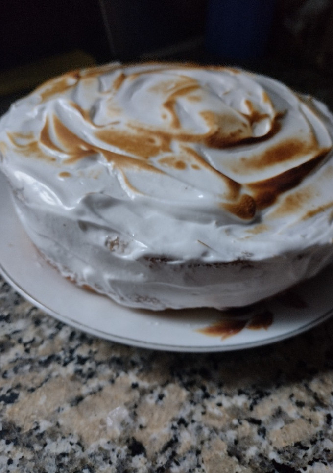 Una foto de Bizcochuelo de limón, relleno con durazno y decorado con merengue italiano 😁