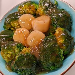 A picture of Broccoli Scallops Gravy.