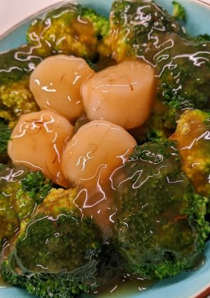 A picture of Broccoli Scallops Gravy.