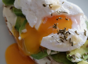 Foto di Avocado toast con formaggio spalmabile, uovo in camicia e mandorle a scaglie