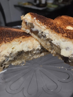 Una foto de Sándwich🌯🧆🥪 de queso y berenjena🥙🍆🧀