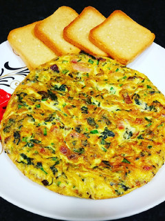 Una foto de Tortilla de hojas de remolacha con jamón curado