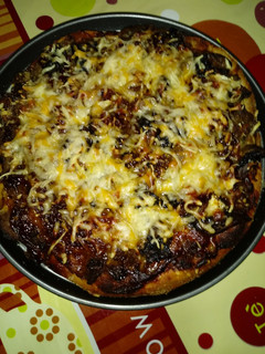Una foto de Pizza de kebab picantón, queso de rulo de cabra y champiñones al natural