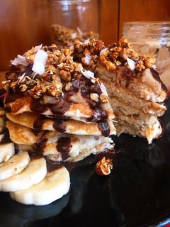 Una foto de Tortitas con Dulce de leche y sirope de chocolate saludables
