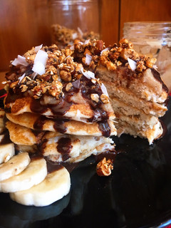 Una foto de Tortitas con Dulce de leche y sirope de chocolate saludables