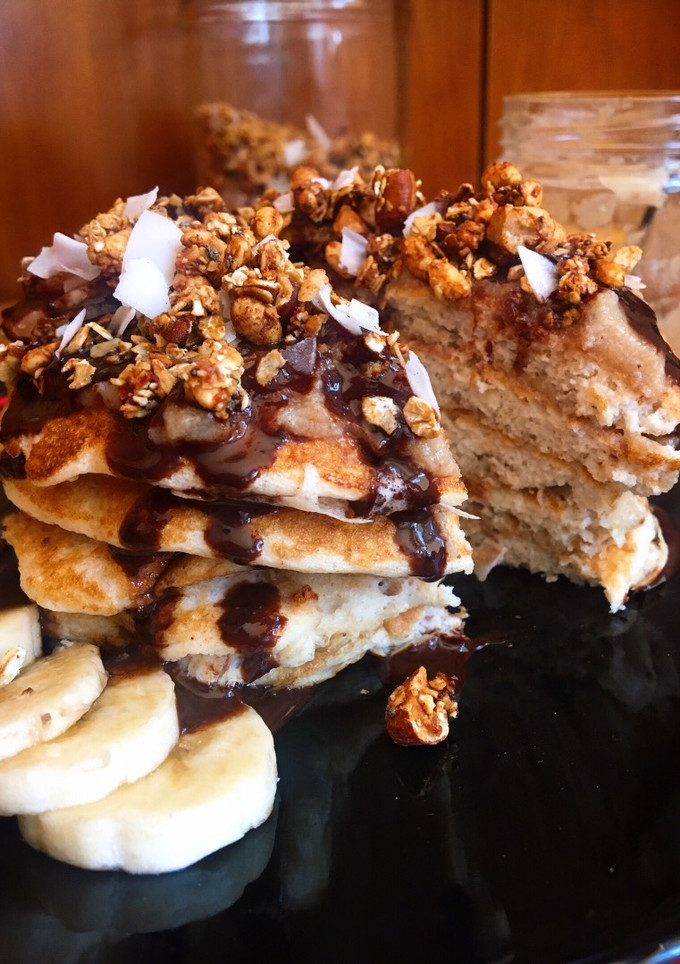 Una foto de Tortitas con Dulce de leche y sirope de chocolate saludables