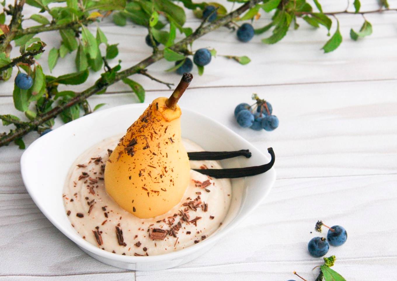 Poires pochées en infusion de réglisse et sa crème de cajou vanillée