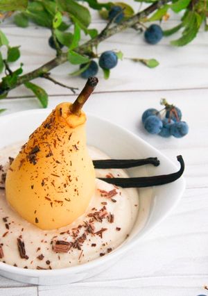 Une photo de Poires pochées en infusion de réglisse et sa crème de cajou vanillée