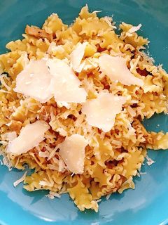 Una foto de Pasta con pollo asado y salsa de trufa